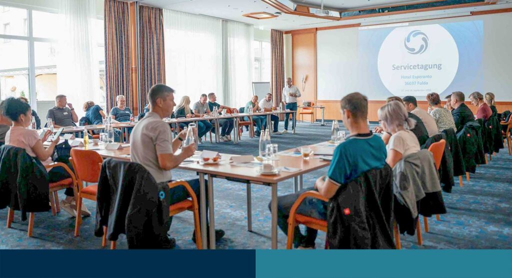 Teilnehmer der AirGroup-Servicetagung 2026 im Hotel Esperanto in Fulda beim gemeinsamen Erfahrungsaustausch über Druckluftservice, Wartung und Servicequalität.