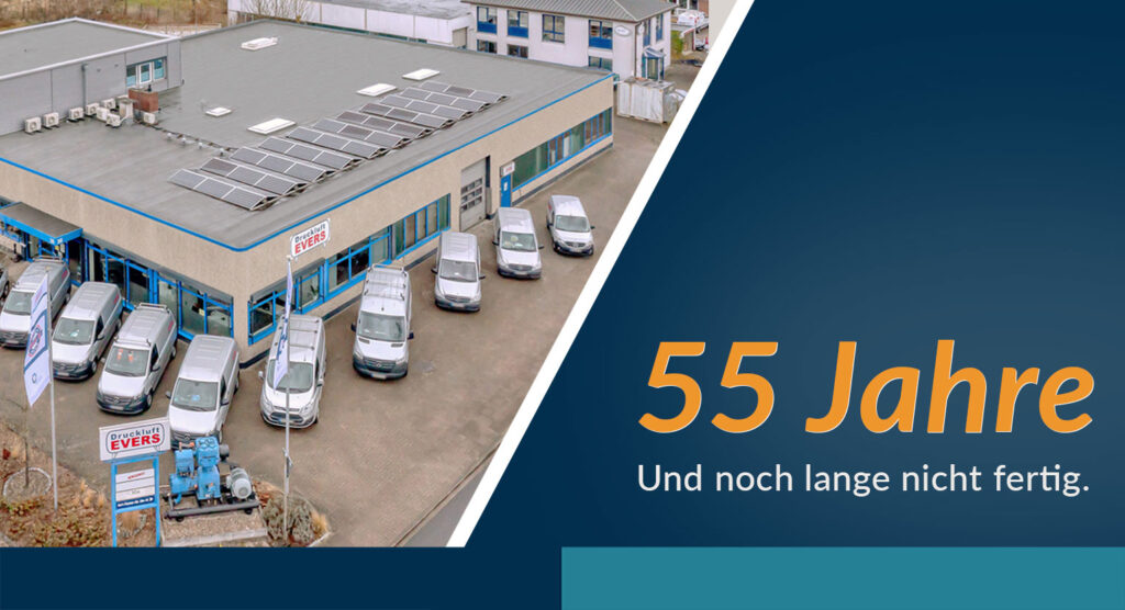 55 Jahre Druckluft-EVERS – Firmengebäude in Ahrensburg mit Servicefahrzeugen zum 55-jährigen Jubiläum