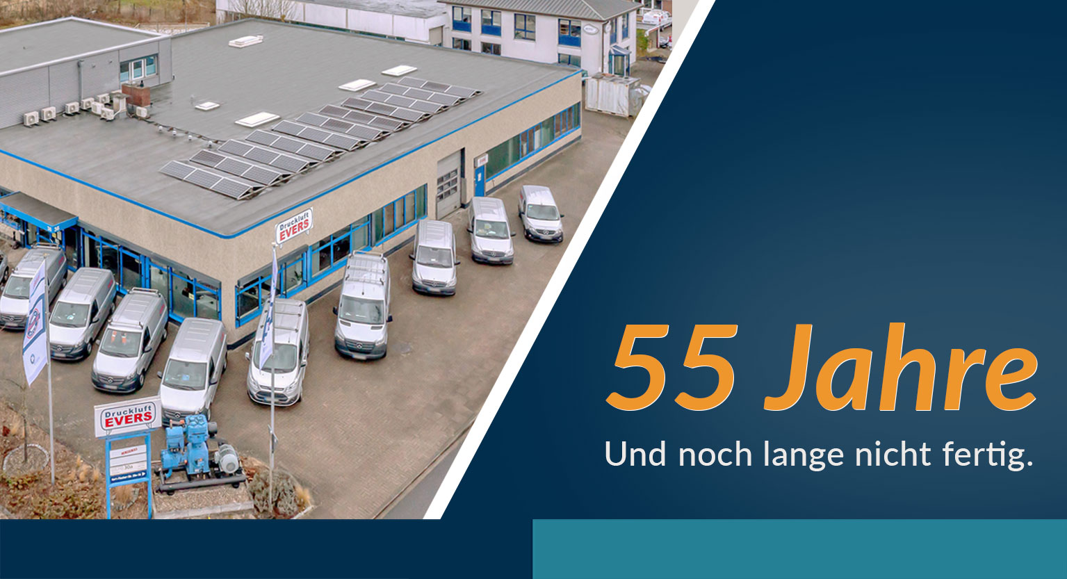 55 Jahre Druckluft-EVERS – Firmengebäude in Ahrensburg mit Servicefahrzeugen zum 55-jährigen Jubiläum